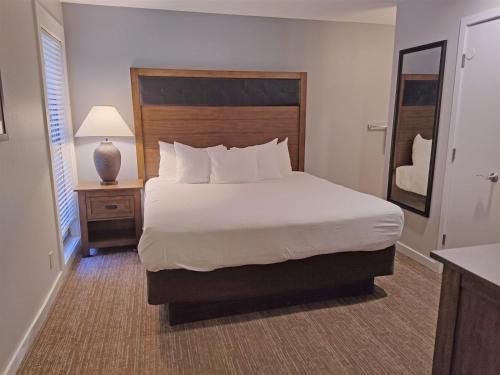 Deschutes River Woodsにある7th Mtn 823F condoの大きな白いベッドと鏡のある寝室