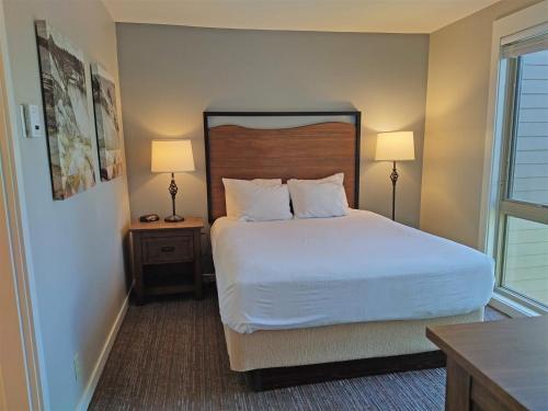 Deschutes River Woodsにある7th Mtn 823F condoのホテルルーム ベッド1台&ランプ2つ付