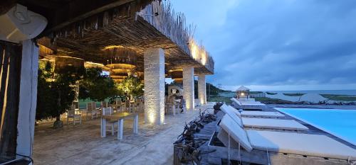 Piscina de la sau aproape de Aiwa Hotel