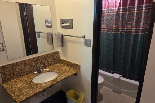 Ένα μπάνιο στο Blue Way Inn by Jasper Hutchinson