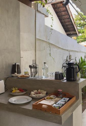 una mesa con platos de comida en un mostrador en The Drop In Surfhouse Madiha, en Madihe East