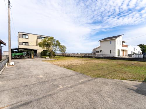 an empty parking lot in front of a building at 鶴羽リゾート in Sanuki