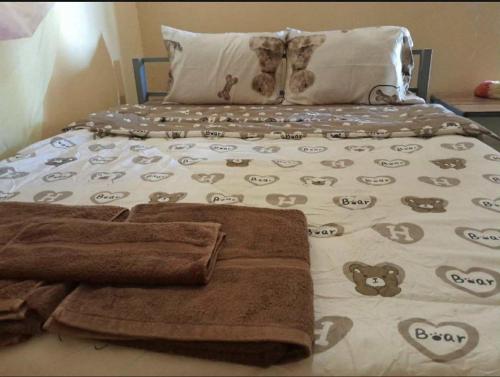 Kaôh KonにあるGolden Snake M'pai Bayのハローキティの毛布とタオルが敷かれたベッド