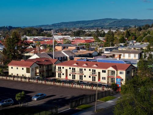 an aerial view of a city with buildings and cars at New Castle Motor Lodge in Rotorua