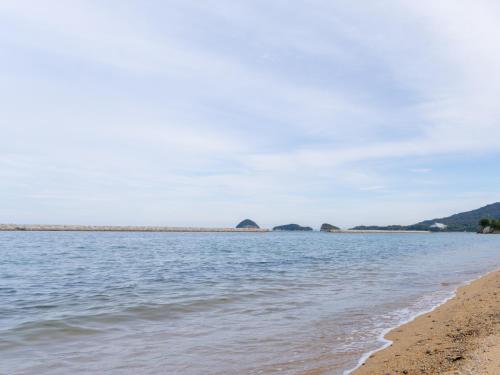 a view of the shoreline of a beach at 鶴羽リゾート in Sanuki