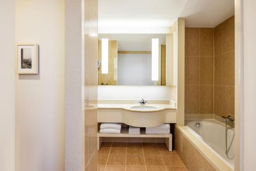 un baño con lavabo y bañera en JW Marriott Venice Resort & Spa, en Venecia