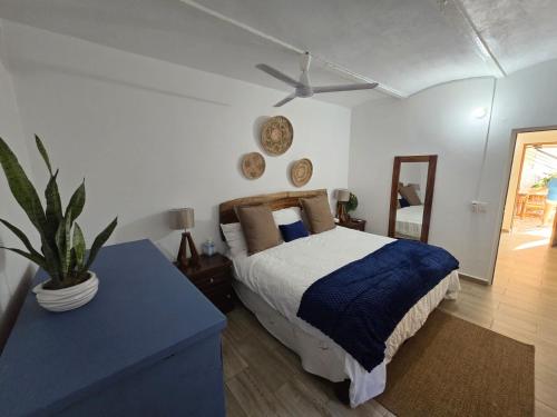 una camera con letto e tavolo blu di Tayau Bungalows a Lo de Marcos