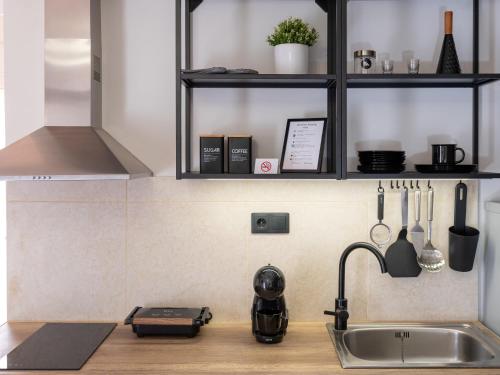 Nhà bếp/bếp nhỏ tại Cocomelo apts 3 luxury