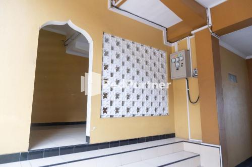 a bathroom with a wall with a shower in it at Wisma Handayani Syariah RedPartner near RSUD Wonosari in Yogyakarta