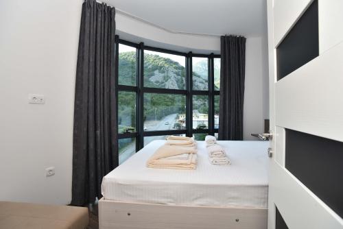 um quarto com uma cama com toalhas em Lux Čanj em Čanj