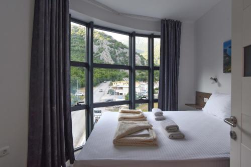 um quarto com uma cama com toalhas em Lux Čanj em Čanj