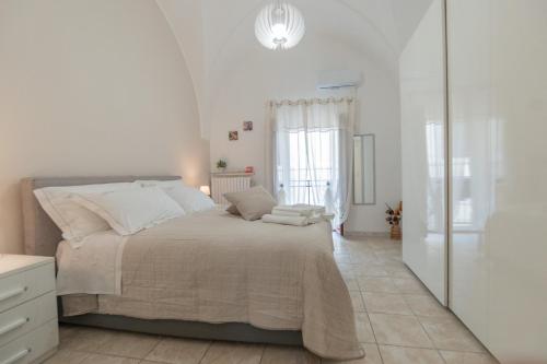 格罗塔列Appartment View Freewifi Netflix的一间带床和窗户的白色卧室