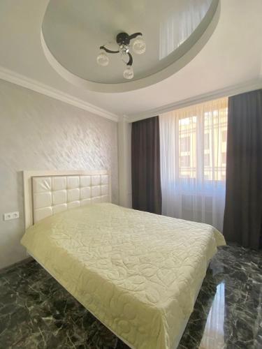 Un dormitorio con una cama y un techo. en Modern apartment nice view at Republic Squer, en Ereván