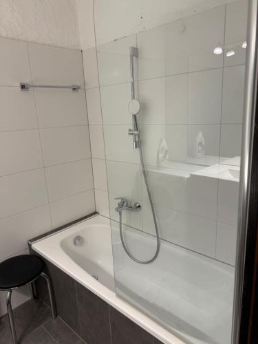 La salle de bains est pourvue d'une douche et d'une baignoire. dans l'établissement Weidach Zentrum 4, à Leutasch