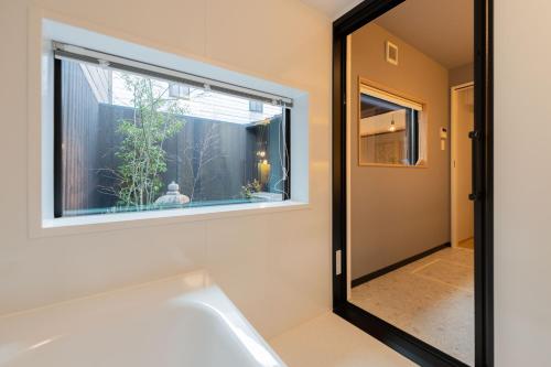 Et badeværelse på Machiya stay downtown Kyoto, near JR station