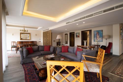 a living room with a couch and a table at Pyramids Gem in Kafr Ghaţāţī