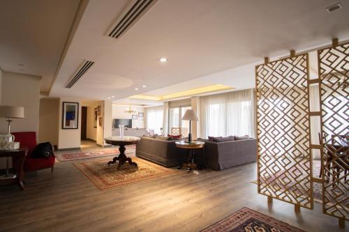 a living room with a couch and a table at Pyramids Gem in Kafr Ghaţāţī