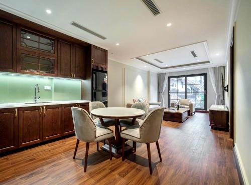 河内The Harmony Central Suites Ha Noi的厨房兼餐厅，配有桌椅