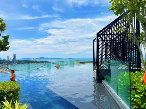 Swimmingpoolen hos eller tæt på EDGE Central Pattaya Luxury Condo