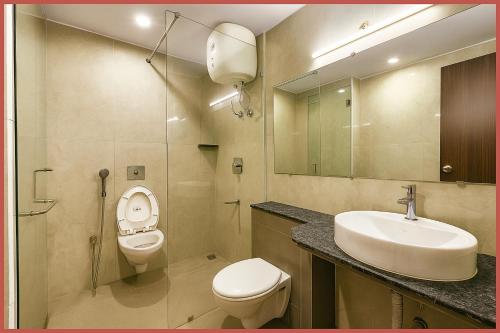 Ένα μπάνιο στο Jagannath Temple Road Hotel The JP Palace Near Sea Beach 15 Mint Walking Distance - -Parking And Restaurant Facilities - Fully Air Conditioning Rooms - Top service with lots of Love