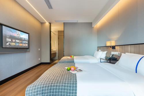 Postel nebo postele na pokoji v ubytování Yangji Yueya Hotel