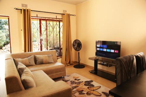 TV/trung tâm giải trí tại Rose Petals Apartments