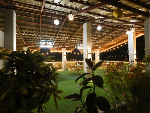 马拉里Elysian Heights的凉亭配有桌椅和灯