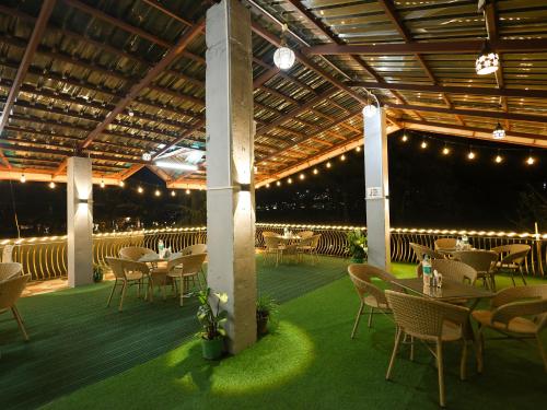 马拉里Elysian Heights的一间带桌椅和灯光的餐厅