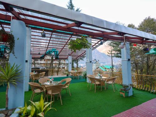 马拉里Elysian Heights的带桌椅和游泳池的露台