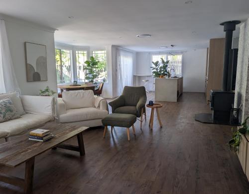 Posezení v ubytování Close to beach & cafés with a quiet, fenced garden and flexible sleeping arrangements