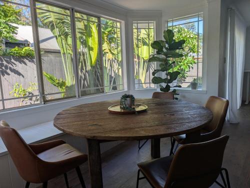 Fotografie z fotogalerie ubytování Close to beach & cafés with a quiet, fenced garden and flexible sleeping arrangements v destinaci Byron Bay