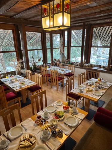 una sala da pranzo con tavoli e sedie e un lampadario di Gulevi Safranbolu Heritage Hotel a Safranbolu