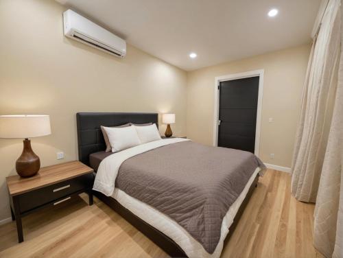 Voodi või voodid majutusasutuse Modern 4 & 5 BR Townhomes Minutes from Downtown LA toas