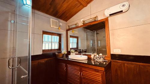 Una cocina o cocineta en Milntown Bungalow 200 years old Colonial Stay in Coonoor