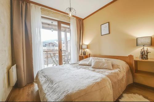 Ένα ή περισσότερα κρεβάτια σε δωμάτιο στο Forest nest Cozy apartment white balcony on the hill