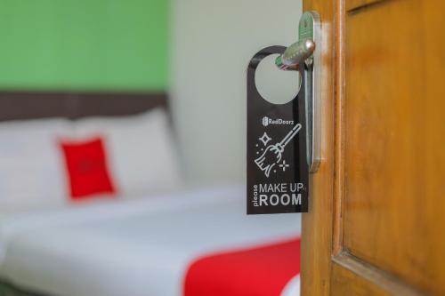 a door with a sign that says make up room at RedDoorz near Juanda International Airport 2 in Sidoarjo