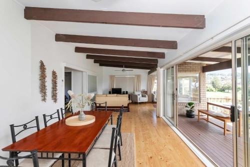 Khu vực ghế ngồi tại Tee to Sea