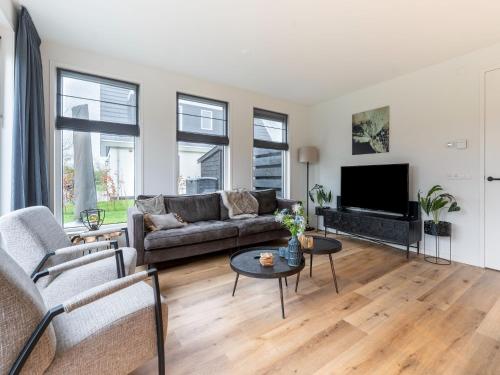 TV a/nebo společenská místnost v ubytování Pretty Holiday Home in De Koog Texel with Garden