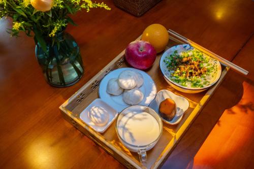 una bandeja con platos de comida sobre una mesa en Blue Sea Hotel, en Dali