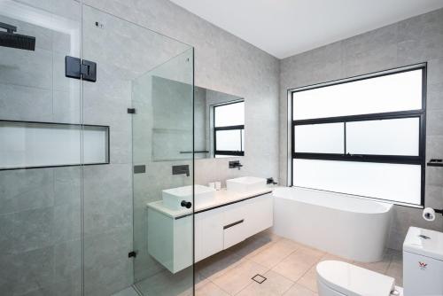 Phòng tắm tại Large Family 4B2B entire house free parking