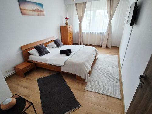 een slaapkamer met een bed en een groot raam bij COQUETTE 2-Dormitoare in Baia Mare