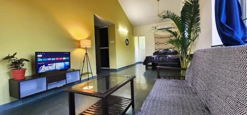 Μια τηλεόραση ή/και κέντρο ψυχαγωγίας στο Ashirwad Residency