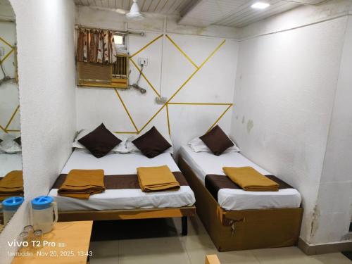 Ένα ή περισσότερα κρεβάτια σε δωμάτιο στο Hotel Ajanta