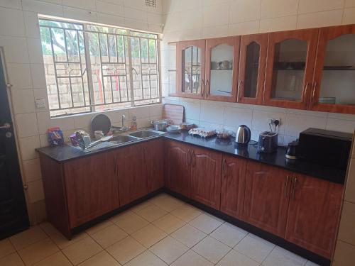 Η κουζίνα ή μικρή κουζίνα στο Madalitso Guest House & Airport Services