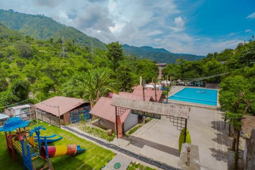 Piscina a Trishuli Riverside Resort o a prop