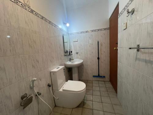 a bathroom with a toilet and a sink at Upton Estate Homestay in Deniyaya