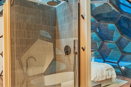 Koupelna v ubytování The Dome, Private Pool, Hot tub, Free Standing Bath, Private Game Reserve, Stargazing, Giraffe Tower, Romantic Getaway, Ultimate Bush Luxury