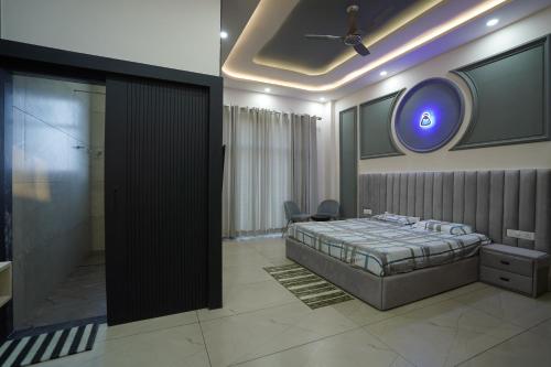 Ένα ή περισσότερα κρεβάτια σε δωμάτιο στο Chahat Villa