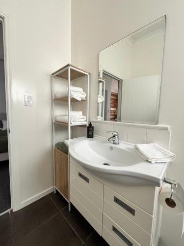 Ένα μπάνιο στο The Nook And Cranny Greytown