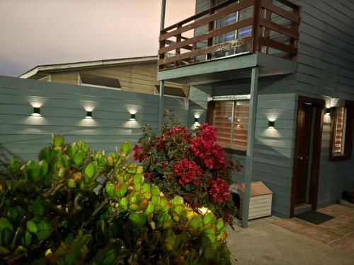 a house with a bunch of flowers in front of it at Habitacion Deluxe, Wi-Fi, desayuno gratis y a minutos del crucero! in San Antonio